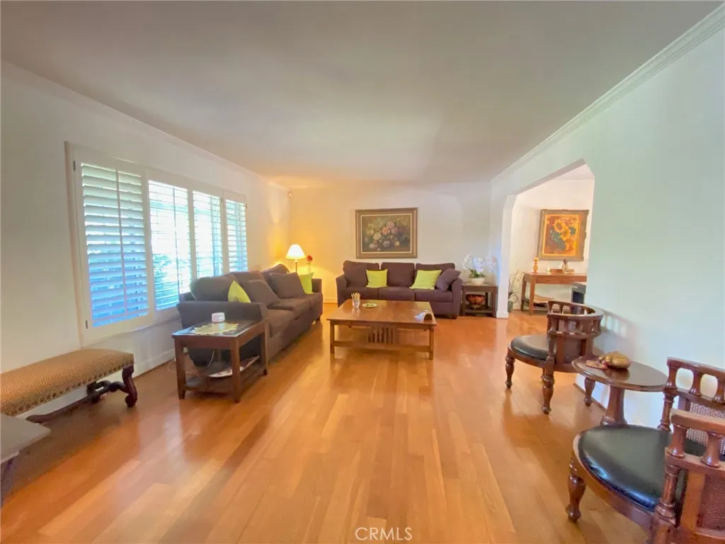 5323 Del Moreno Drive, Woodland Hills, California 91364 home-pic-5