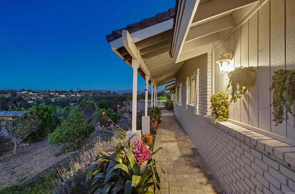 5012 Sleeping Indian Road, Fallbrook, California 92028 home-pic-2