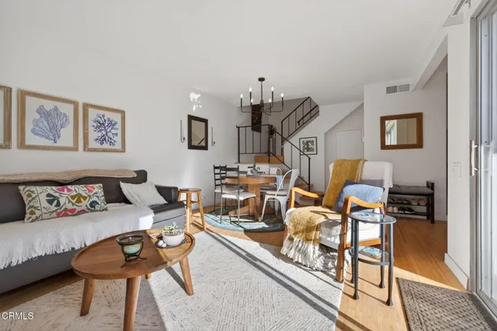 8-web-or-mls-Upmarketmedia_2543Har-022