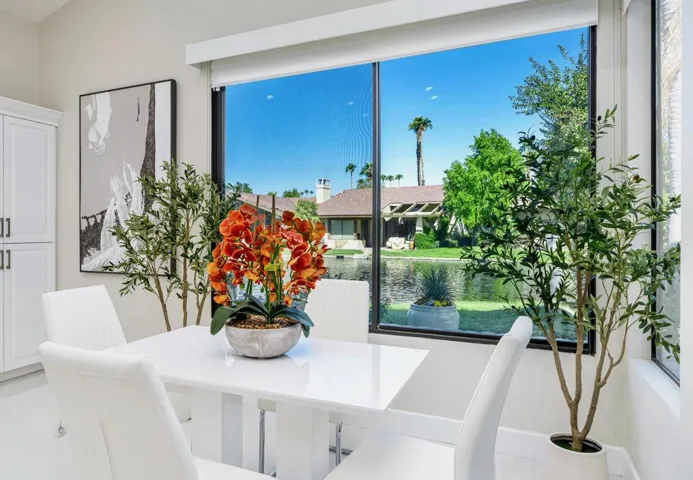 14 - Breakfast Dinette