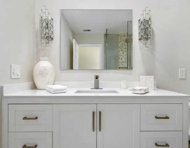 25 - Guest Ensuite Bath