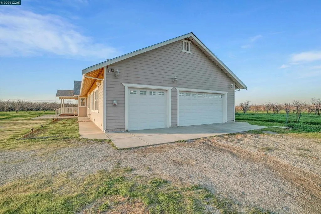 Detached 2 Car Garage