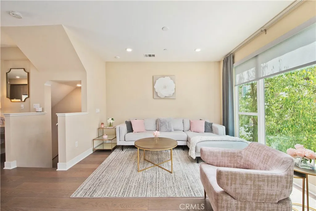 6749 W Gill, Los Angeles, California 90068 home-pic-6