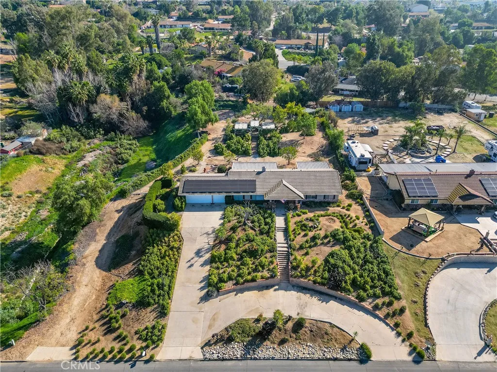 16750 Canyon View Drive, Riverside, California 92504 home-pic-3
