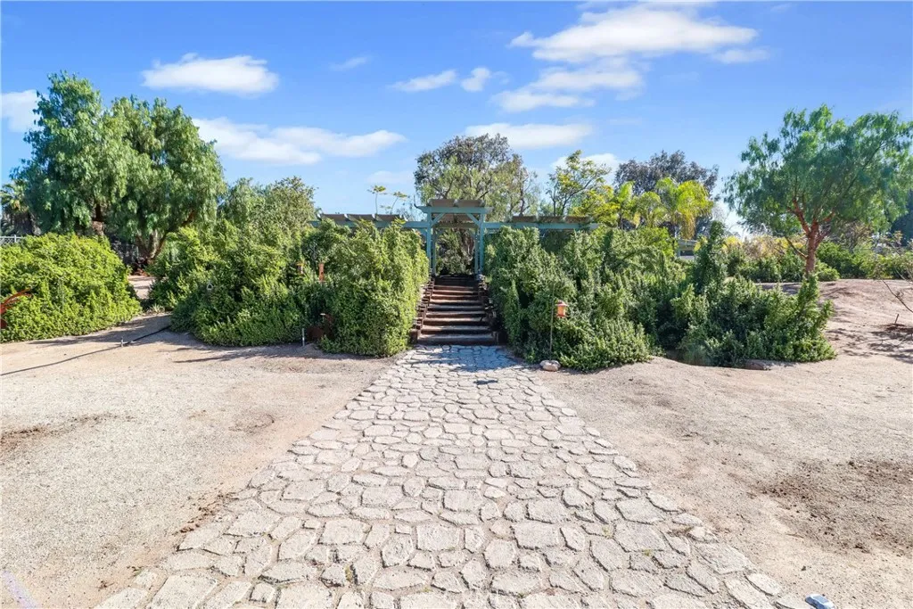 16750 Canyon View Drive, Riverside, California 92504 home-pic-34
