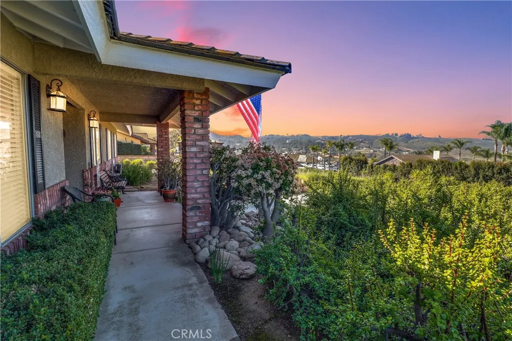 16750 Canyon View Drive, Riverside, California 92504 home-pic-4