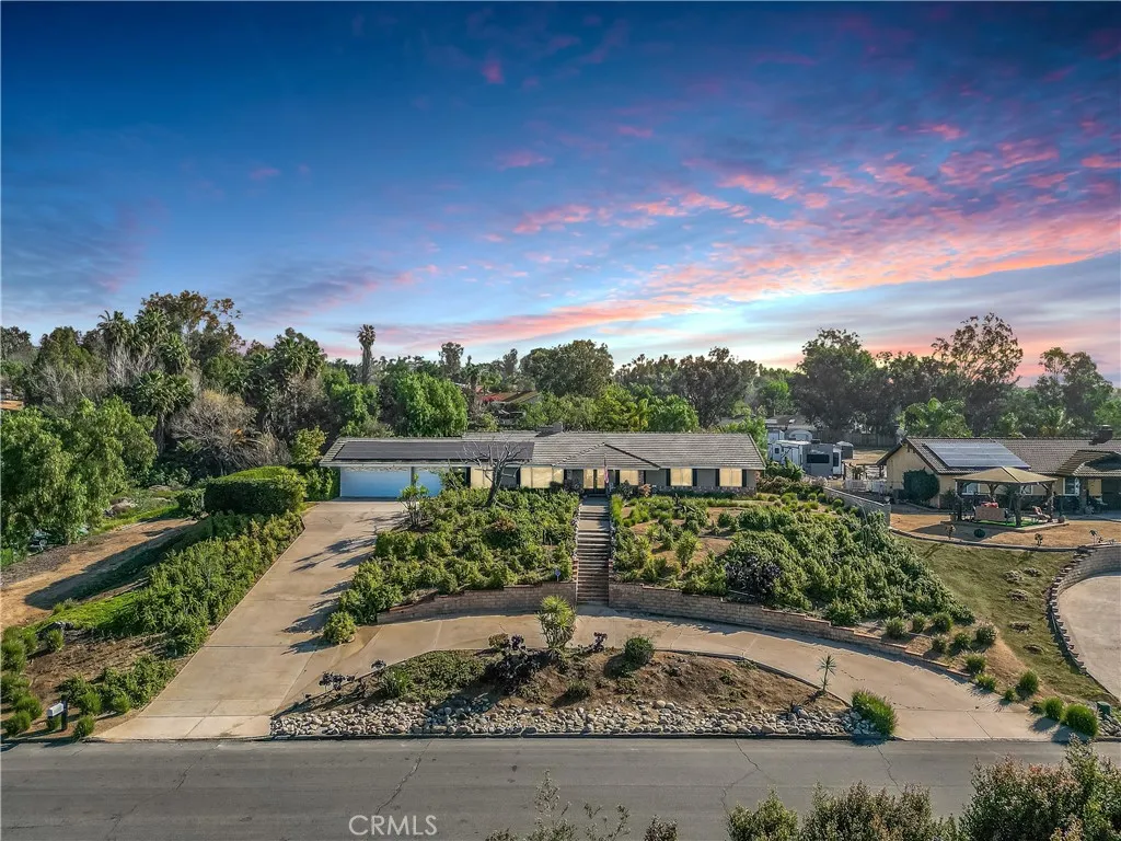16750 Canyon View Drive, Riverside, California 92504 home-pic-1