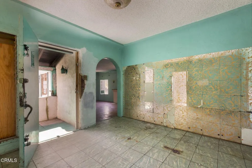 4523 W 18th Street, Los Angeles, California 90019 home-pic-6