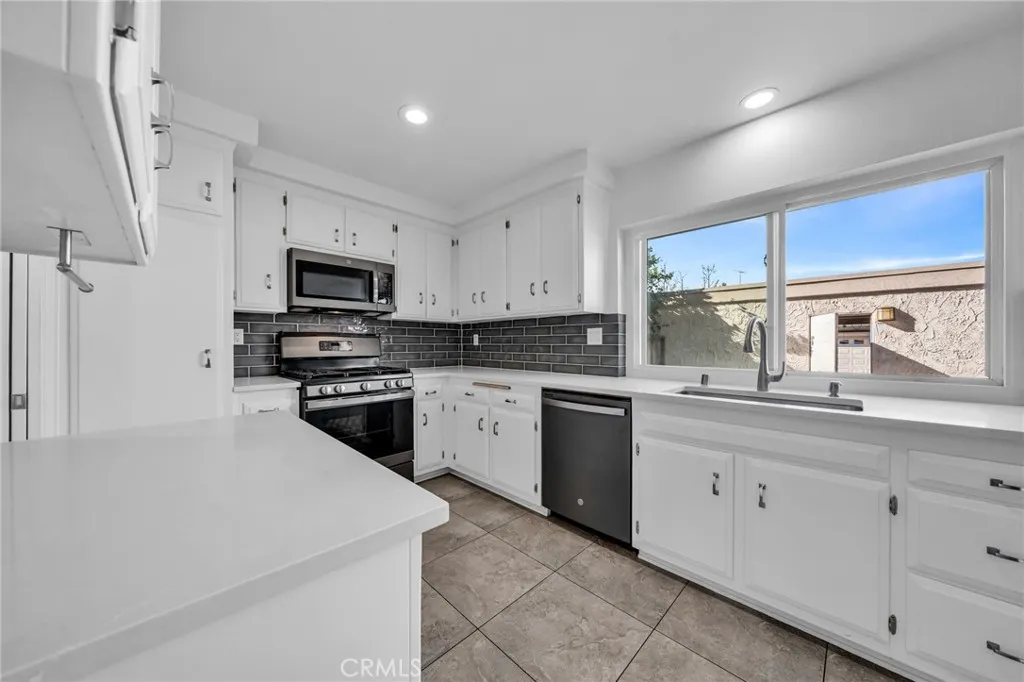 6842 Amelia Way, Cypress, California 90630 home-pic-4