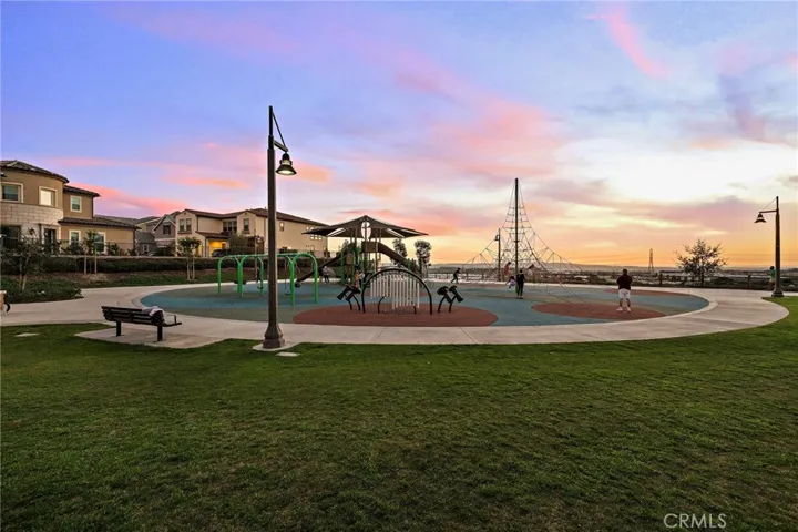 Close to neighborhood city park
