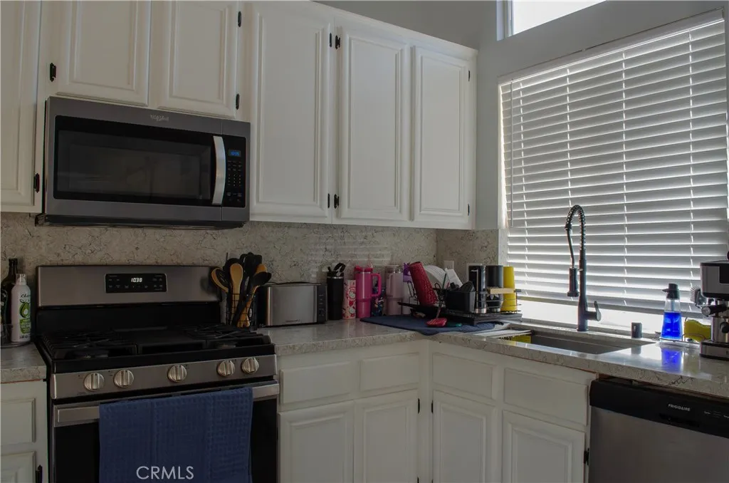 13250 Ivanpah Road, Apple Valley, California 92308 home-pic-10