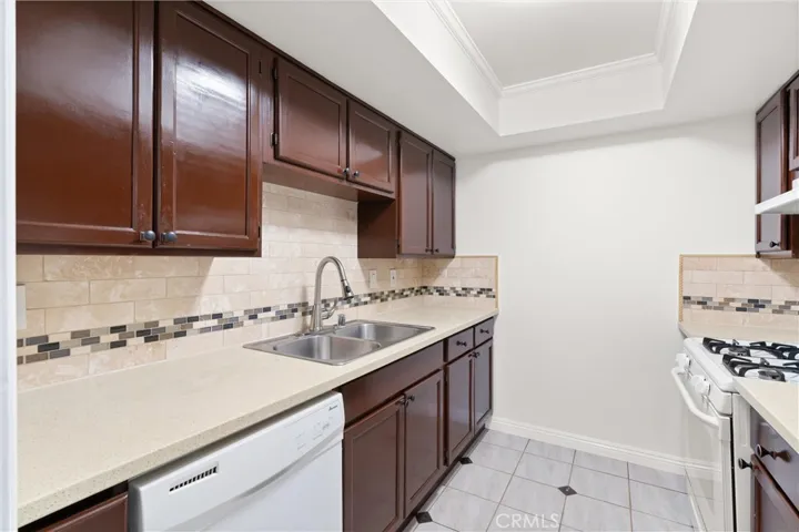 Kitchen with quartz counters