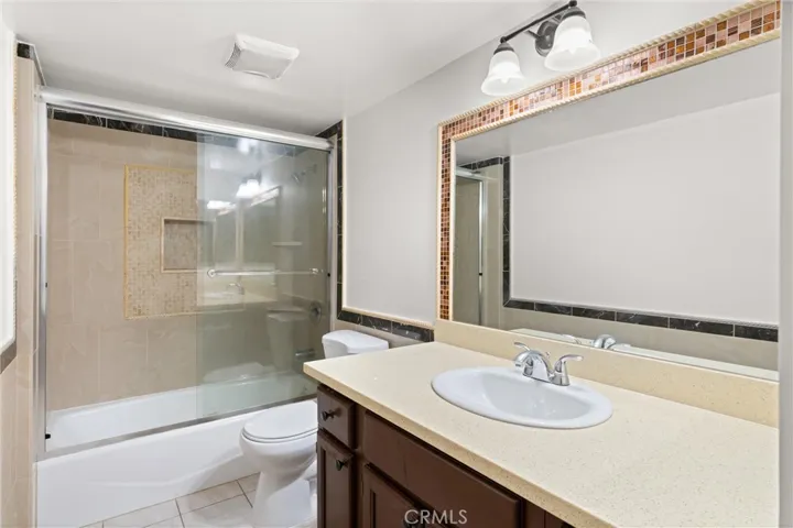 Bathroom with quartz counters, shower/bathtub