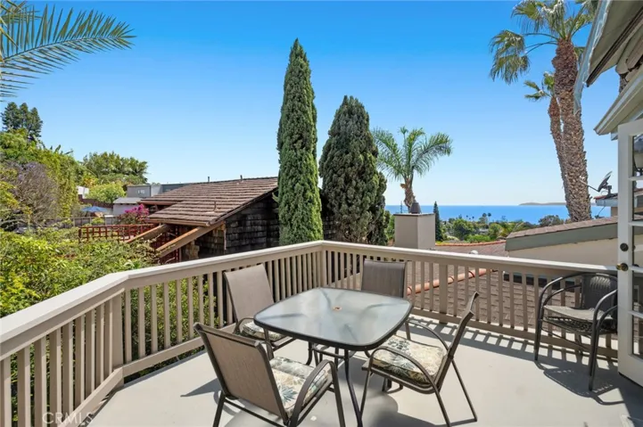 The home’s prime location makes it easy to leave the car behind and explore magnificent beaches, scenic parks, and the celebrated restaurants, cafe´s, galleries, and boutiques that make Laguna Beach such a coveted destination.