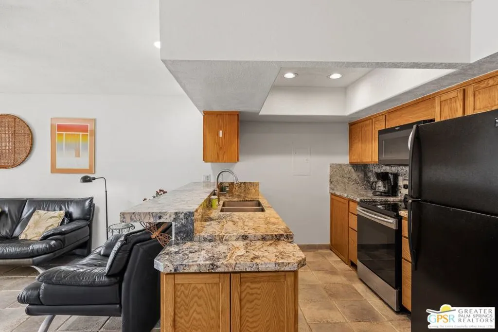 1655 E Palm Canyon Drive 111, Palm Springs, California 92264 home-pic-10