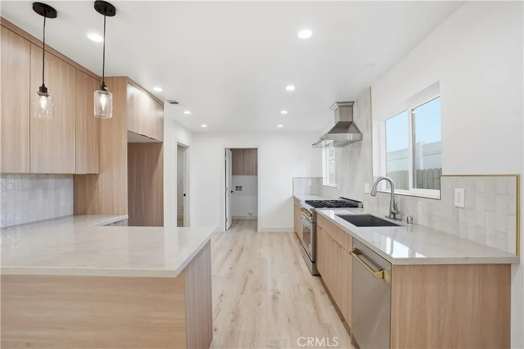 12952 Elkwood, North Hollywood, California 91605 home-pic-1