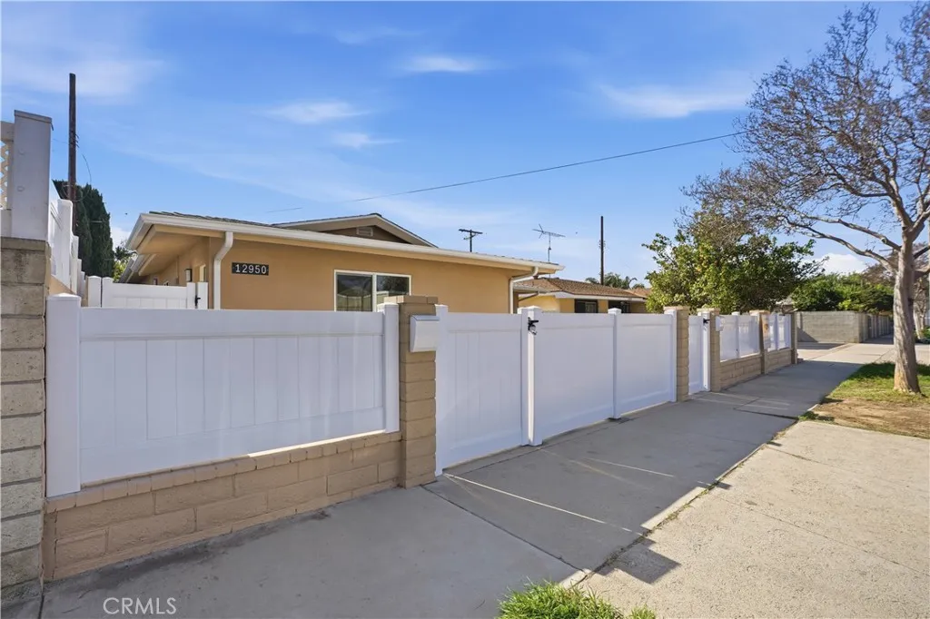 12952 Elkwood, North Hollywood, California 91605 home-pic-16