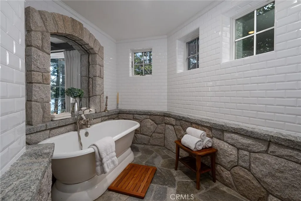 27825 North Shore, Lake Arrowhead, California 92352 home-pic-16