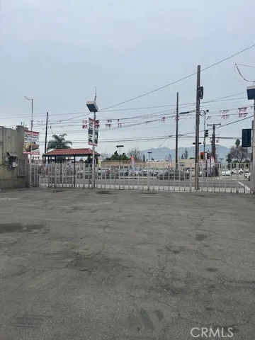 LARGE LOT SIDE ENTRANCE