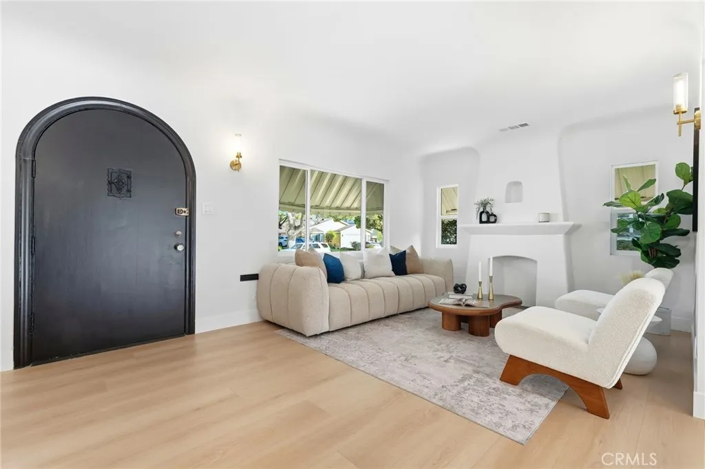 829 N Valley, Burbank, California 91505 home-pic-12