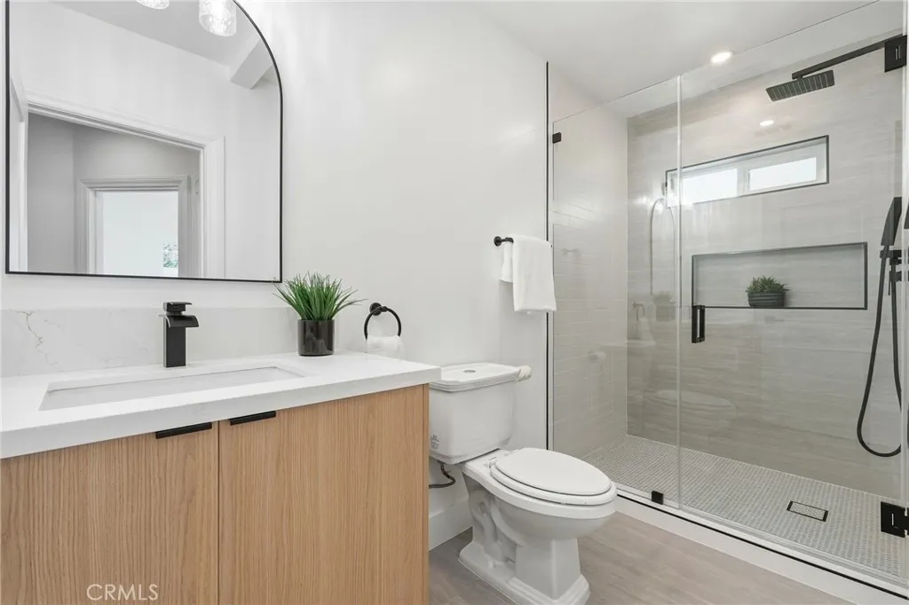 829 N Valley, Burbank, California 91505 home-pic-36