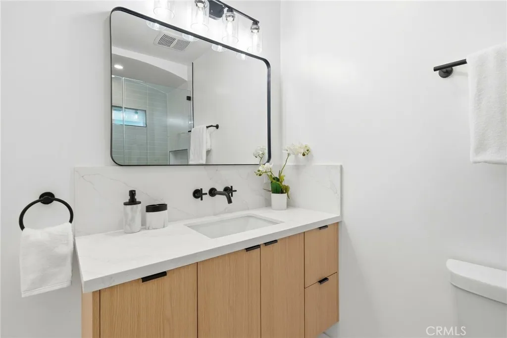 829 N Valley, Burbank, California 91505 home-pic-31
