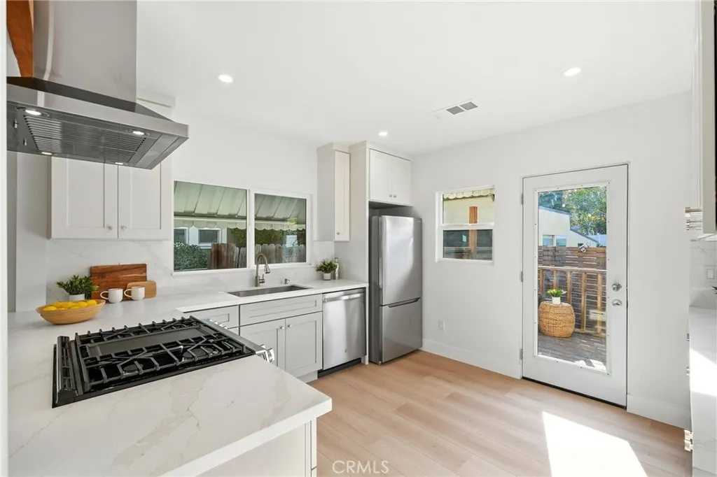 829 N Valley, Burbank, California 91505 home-pic-18