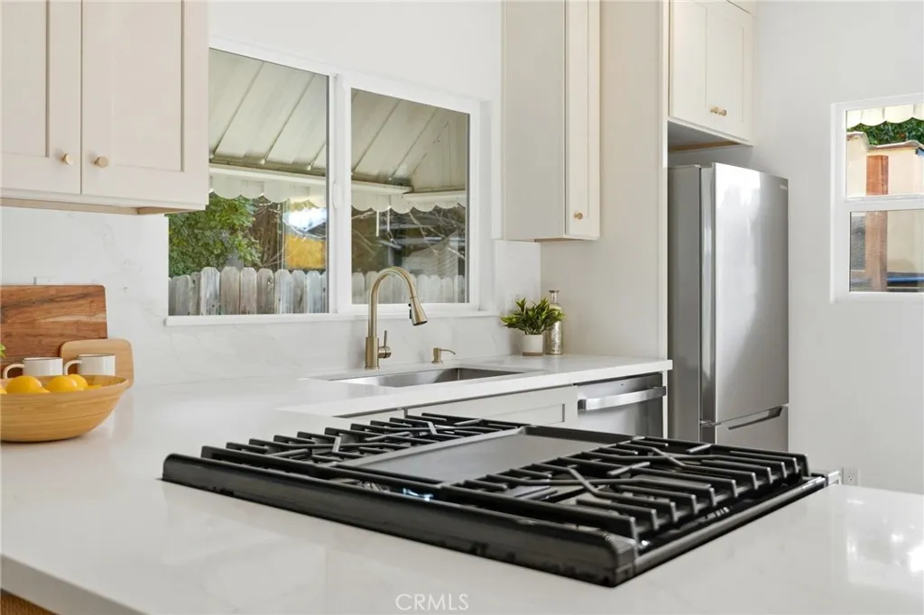 829 N Valley, Burbank, California 91505 home-pic-17