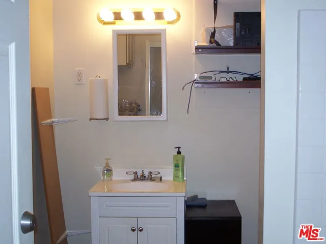 Full Bath 7'4"x10'3"