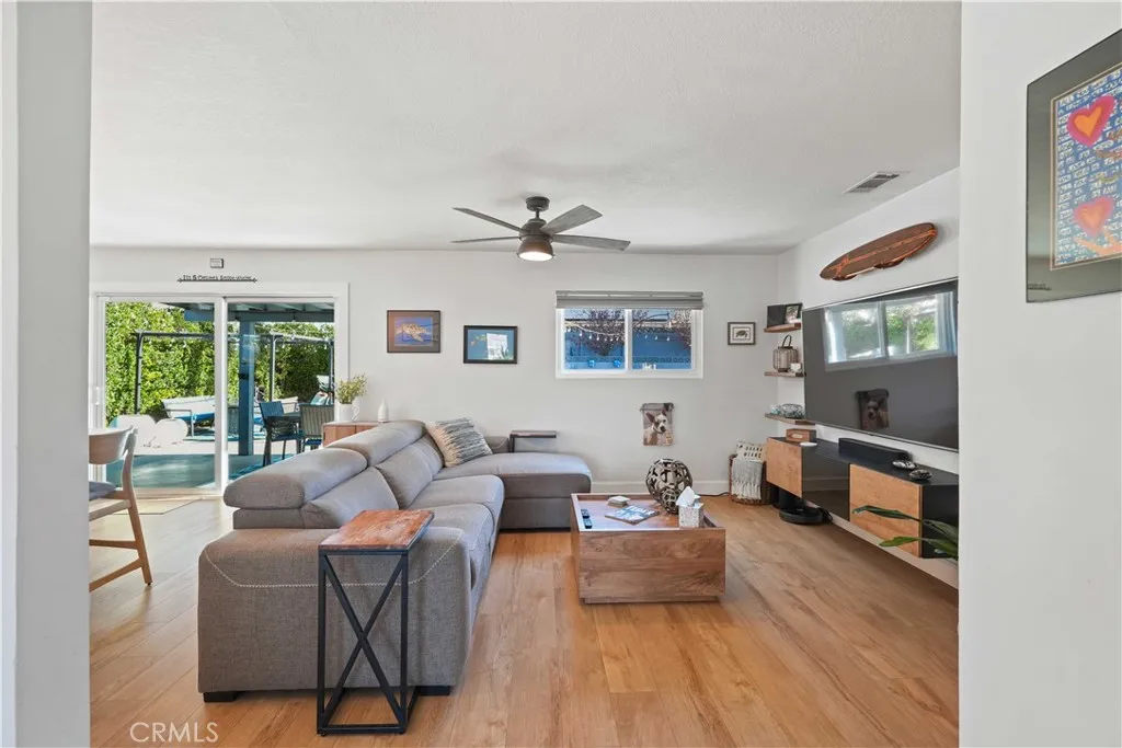 27834 Parkvale Drive, Saugus, California 91350 home-pic-11
