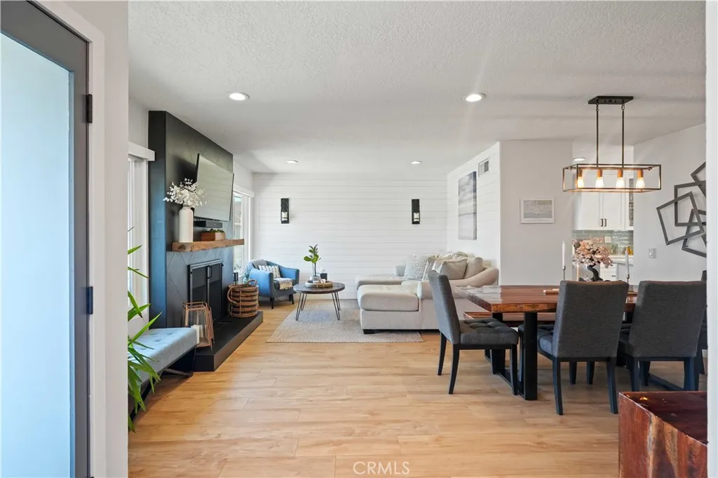 27834 Parkvale Drive, Saugus, California 91350 home-pic-2
