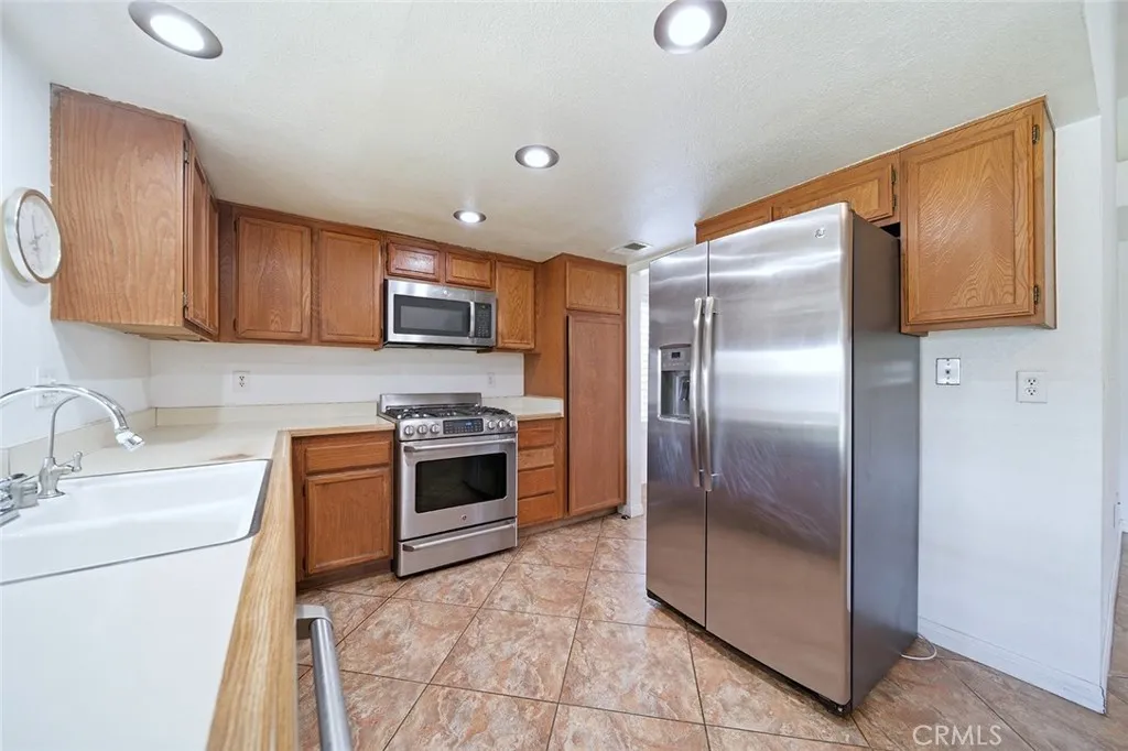 1080 Brentwood, Rialto, California 92376 home-pic-14