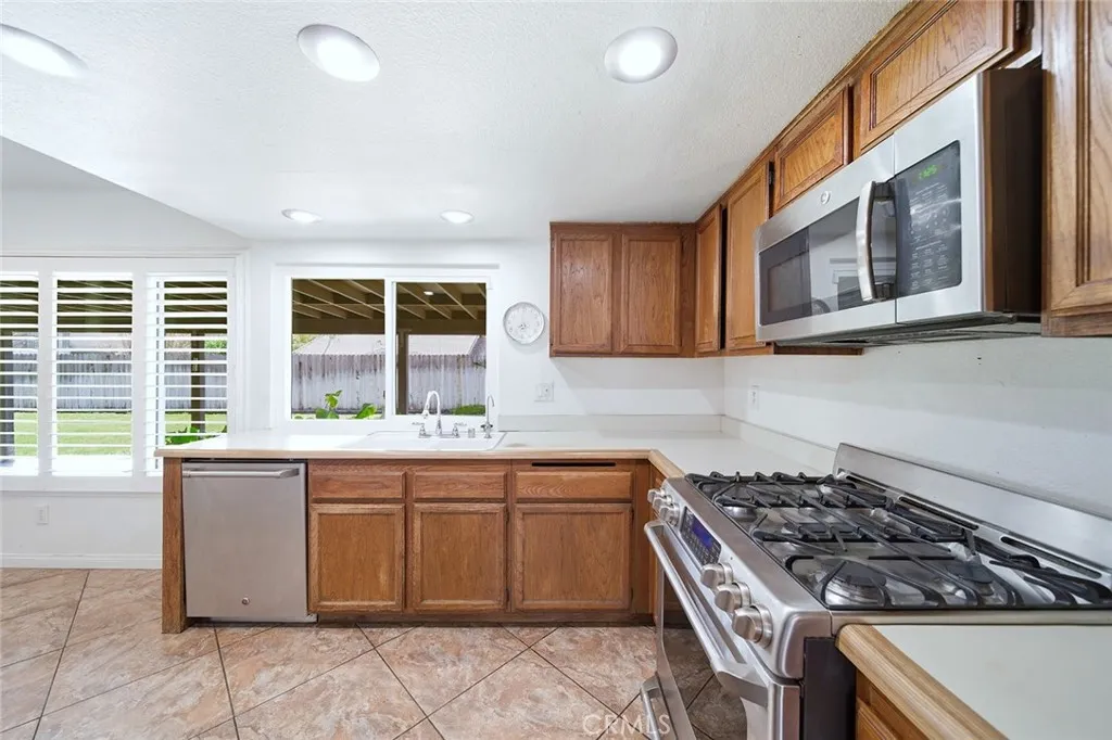 1080 Brentwood, Rialto, California 92376 home-pic-12