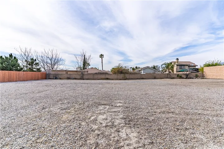 Flat lot! Build away!