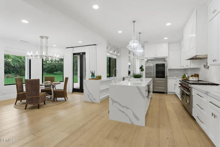 Kitchen & Breakfast Area