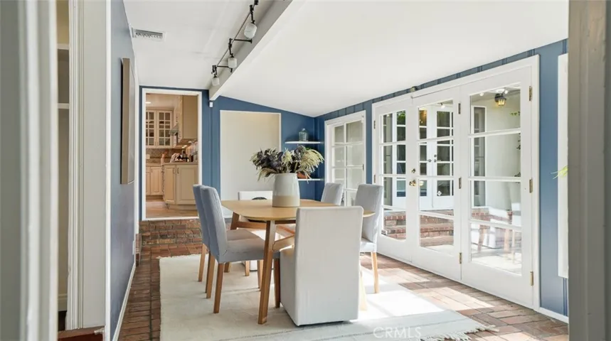 13360 Magnolia, Sherman Oaks, California 91423