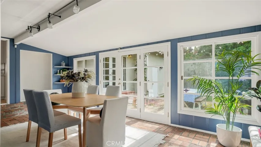 13360 Magnolia, Sherman Oaks, California 91423