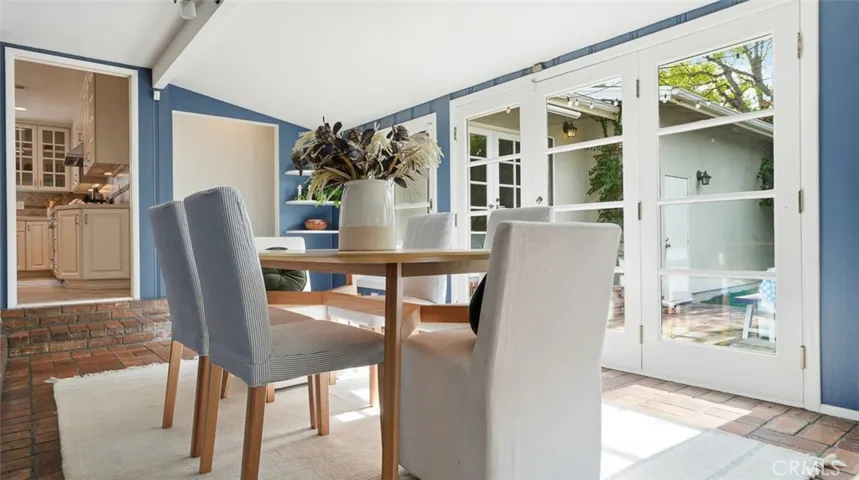 13360 Magnolia, Sherman Oaks, California 91423