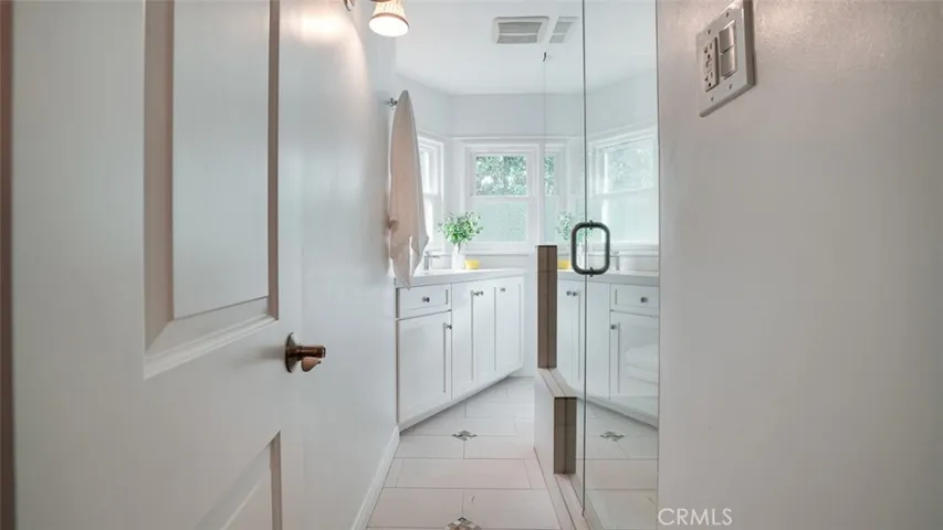 13360 Magnolia, Sherman Oaks, California 91423