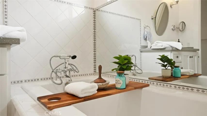 13360 Magnolia, Sherman Oaks, California 91423