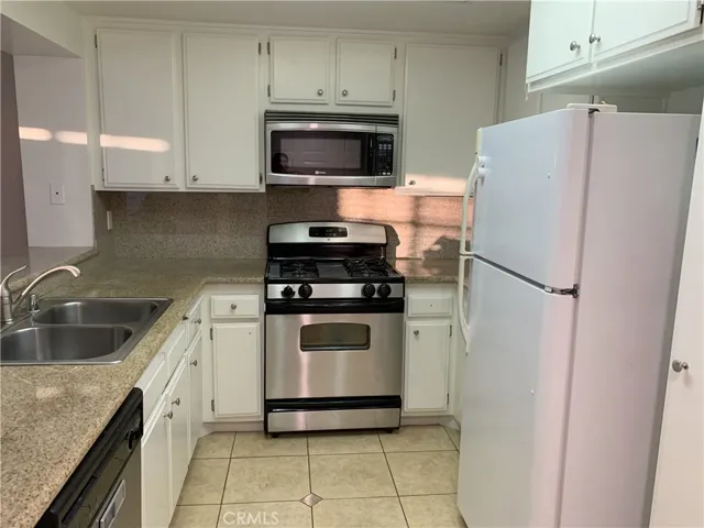 Granite counters. stainless steel appliances