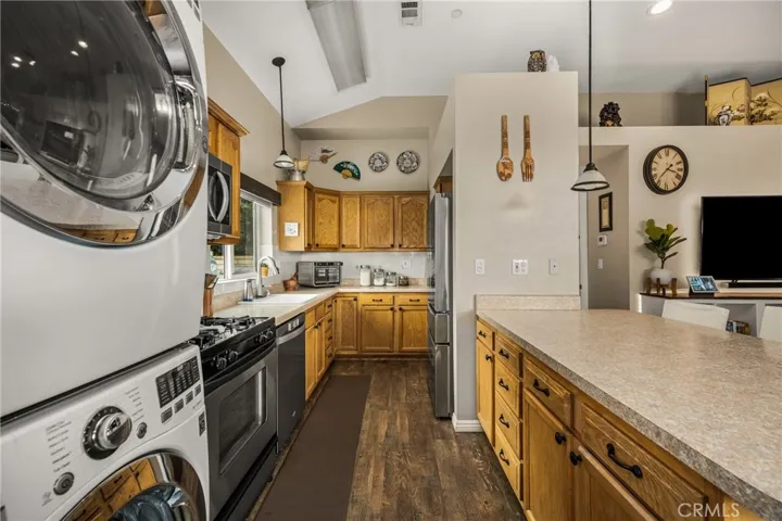 Gas stove, dishwasher and microwave all stay!