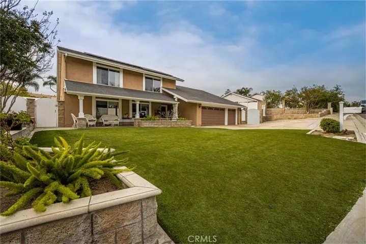 Easy to care for artificial turf in the front