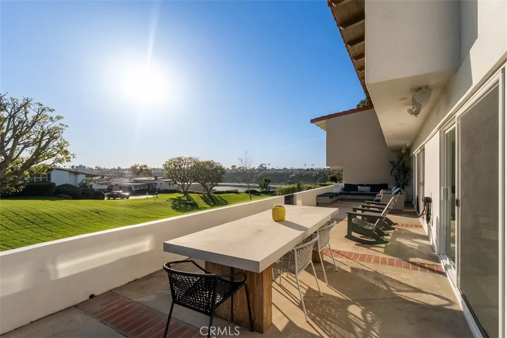 2111 Vista Entrada, Newport Beach, California 92660 home-pic-22