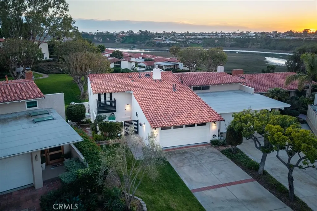 2111 Vista Entrada, Newport Beach, California 92660 home-pic-1