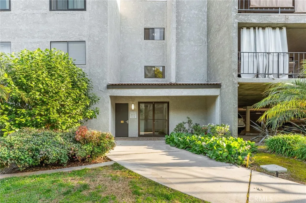 246 E Fern Avenue 109, Redlands, California 92373 home-pic-26