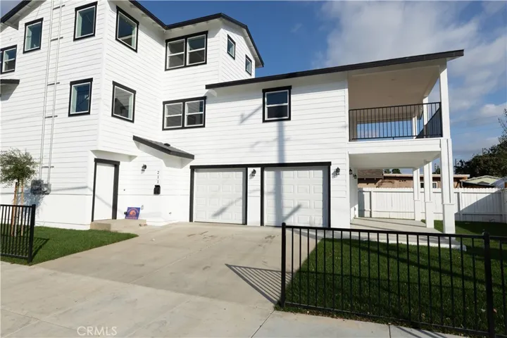 Entrance to Unit B through door and up to 3rd floor.
