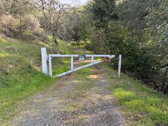 can walk from this gate up to the tent.