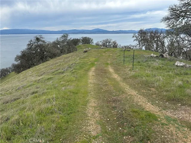 The long bench at the center of the property has numerous building sites.