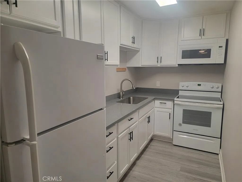 470 N Villa Court 107, Palm Springs, California 92262 home-pic-5